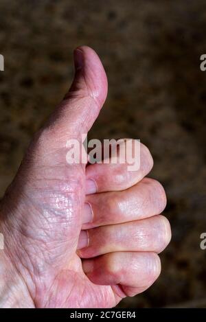 Eine mans Hand zeigt Daumen nach oben Zeichen. Stockfoto