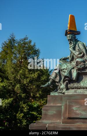 Verkehrskegel auf dem Kopf eines Philosophen auf einer Statue in Glasgow Schottland Stockfoto