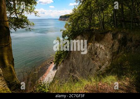 Herzförmige Felsformation vom Wanderweg Hochuferweg entlang der Ostseeküste bei Königsstuhl, Nationalpark Jasmund, Rügen, Deutschland. Stockfoto