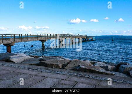 Seebrücke an der Ostseeküste in Sassnitz, einer Küstenstadt am Fuße des Nationalparks Jasmund in Rügen. Stockfoto