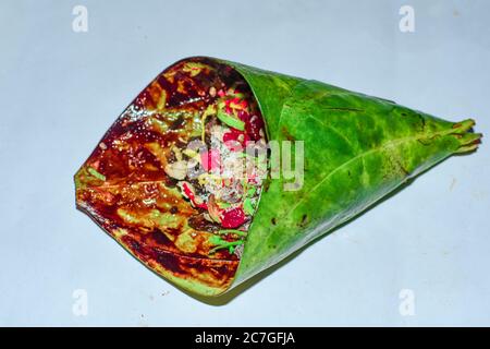 Banarasi Pfanne, Betel Nuss Garniert Mit All Indian Sweet Bunte Zutaten Für Essen Oder Verkauf. 04 Stockfoto