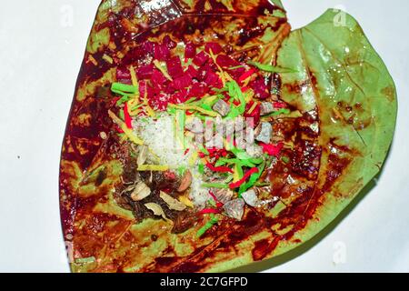 Banarasi Pfanne, Betel Nuss Garniert Mit All Indian Sweet Bunte Zutaten Für Essen Oder Verkauf. 05 Stockfoto