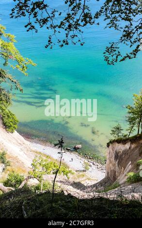 Türkisfarbenes Wasser der Ostsee und weiße Klippen, die von Bäumen umrahmt sind, vom Hochuferweg am Wissower Ufer aus gesehen, Nationalpark Jasmund, Rügen. Stockfoto