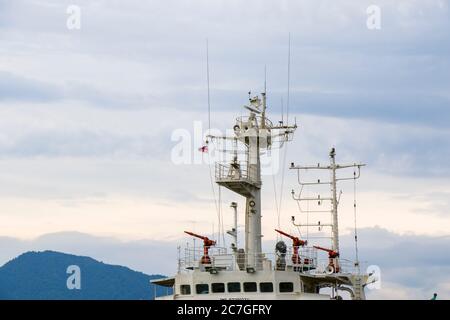 BATUMI, GEORGIA - 08. JULI 2020 - Hafen von Batumi, Boote im Hafen. Bunte Boote im Schwarzen Meer. Stockfoto