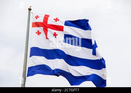 Flagge von Adjara und Georgien auf dem Himmel Hintergrund. Georgische Flagge. Stockfoto