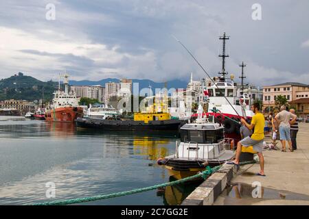 BATUMI, GEORGIA - 08. JULI 2020 - Hafen von Batumi, Boote im Hafen. Bunte Boote im Schwarzen Meer. Stockfoto