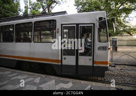 Bukarest / Rumänien - 14. Juli 2020: Straßenbahn in Bukarest mit Menschen in Masken während des Covid-19-Ausbruchs. Stockfoto