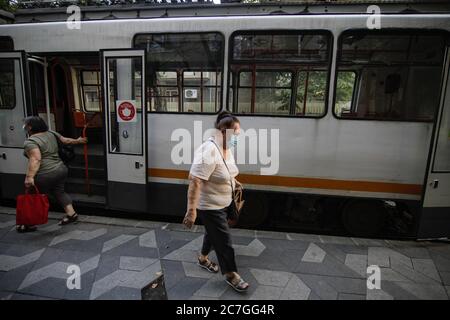 Bukarest / Rumänien - 14. Juli 2020: Straßenbahn in Bukarest mit Menschen in Masken während des Covid-19-Ausbruchs. Stockfoto