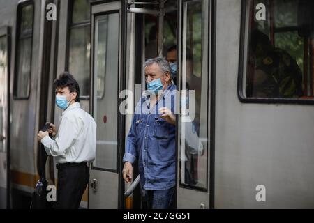 Bukarest / Rumänien - 14. Juli 2020: Straßenbahn in Bukarest mit Menschen in Masken während des Covid-19-Ausbruchs. Stockfoto