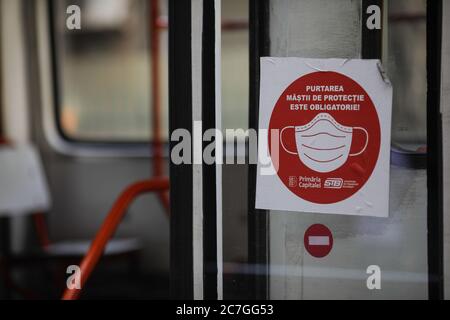 Bukarest / Rumänien - 14. Juli 2020: Straßenbahn in Bukarest mit Menschen in Masken während des Covid-19-Ausbruchs. Stockfoto