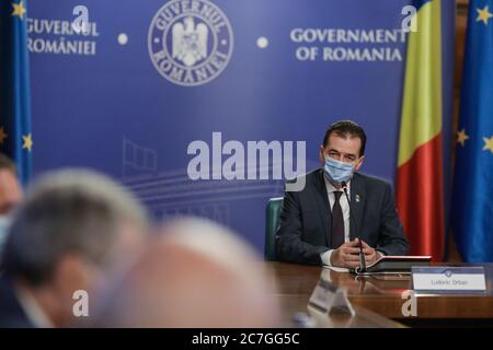 Bukarest / Rumänien - 16. Juli 2020: Ludovic Orban, der Premierminister Rumäniens, steht dem Regierungssitzung im Victoria Palace vor. Stockfoto