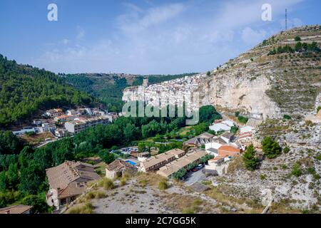 Blick auf die spanische Touristenstadt Alcala del Jucar, mit ihrem Schloss und weißen Häusern von oben. Stockfoto