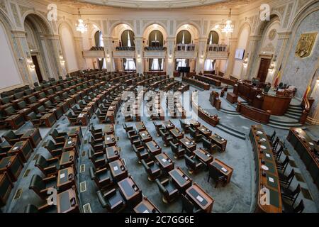 Bukarest / Rumänien - 14. Juli 2020: Senatshalle im Palast des Parlaments. Stockfoto