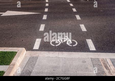 Neue Fahrradwege neben Ladestationen für Elektrofahrzeuge auf Asphalt. Stockfoto