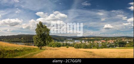 Sommerlandschaft, im Tal der Stadt Frymburk in der Nähe des Lipno-Stausees, im Vordergrund eine Wiese. Tschechische republik Stockfoto