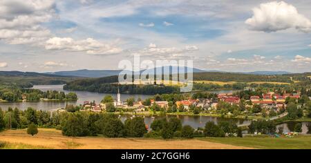 Sommerlandschaft, im Tal der Stadt Frymburk in der Nähe des Lipno-Stausees, im Vordergrund eine Wiese. Tschechische republik Stockfoto