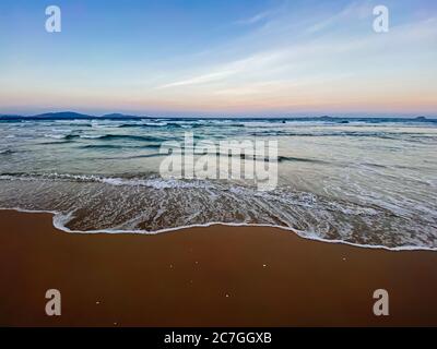 Seascape, Meerblick. Wellen auf See, Flut, Sandküste. Meeresschaum. Schöne Wolken am blauen Himmel. Reisen in Asien. Sonnenuntergang am Meer, bunter Himmel. C Stockfoto