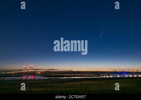 Komet C/2020 F3 Neowise über die Prince of Wales Bridge in der Severn Mündung am Severn Beach 2020. Juli, Gloucestershire, England. Stockfoto