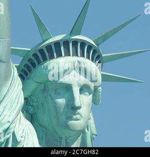 Bild schließen von Freiheitsstatue Gesicht und Krone an einem sonnigen Tag mit reinem blauen Himmel Stockfoto