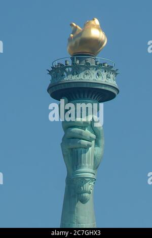 Freiheitsstatue Nahaufnahme der Fackel an einem sonnigen Tag mit reinem blauen Himmel Stockfoto