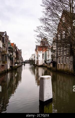 Vertikale Aufnahme eines der Kanäle in Dordrecht in Niederlande Stockfoto