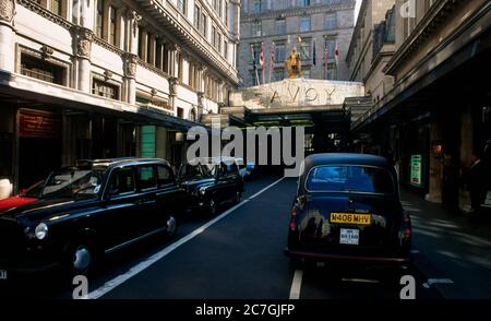 London England Das Savoy Hotel Black Taxis Außerhalb Stockfoto