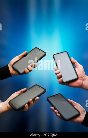 Hände von Menschen mit Smartphones Stockfoto
