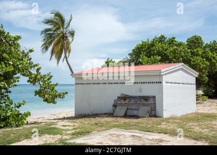 Christiansted, St. Croix, USVI-September 20,2019: Strandgebäude mit dem Karibischen Meer und tropischer Flora am Strand von Cramer's Park auf St. Croix. Stockfoto