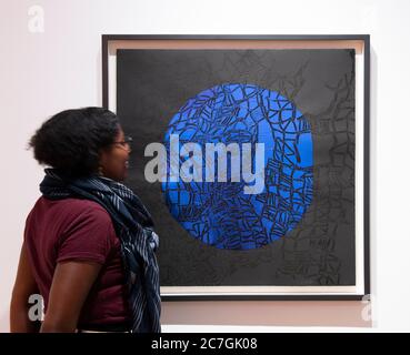 London, Großbritannien. 17. Juli 2020. Fokus auf El Anatsui Ausstellung in der October Gallery läuft vom 15. Juli - 8. August 2020 zeigt Metallarbeiten und eine Auswahl von Grafiken in Zusammenarbeit mit Factum Arte, Madrid. El Anatsui ist heute vor allem für seine Werke bekannt, die aus vielen tausend Aluminium-Flaschenverschlüsse bestehen. Galeristin Saara studiert Untitled (aus der Rundserie), 2016. Quelle: Malcolm Park/Alamy Live News. Stockfoto