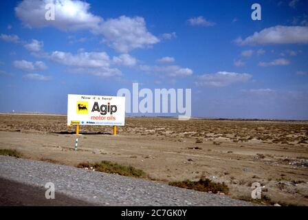 Umm al Quwain UAE Müll in Scrub Desert AGIP Motoröle Werbung Stockfoto