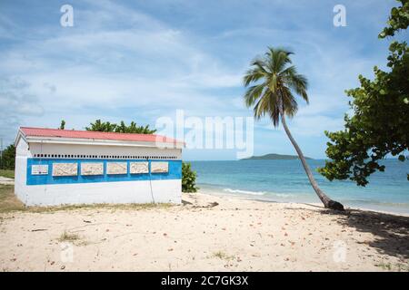 Christiansted, St. Croix, USVI-September 20,2019: Strand und Gebäude am Karibischen Meer mit einer Reihe von Friesen im Cramer's Park auf St. Croix. Stockfoto