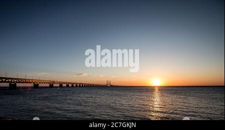 Schöne Aufnahme der Oresundbrücke über das Meer mit Die Sonne scheint am Himmel Stockfoto