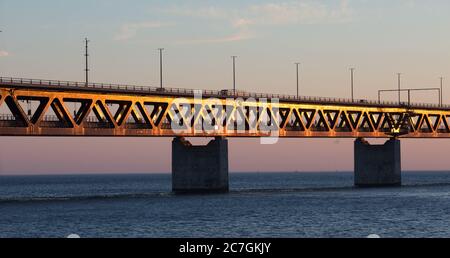 Schöne Aufnahme der Oresundbrücke über das Wasser Stockfoto