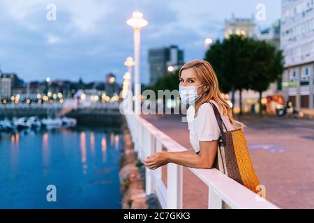 Eine Frau im Hafen einer Stadt Stockfoto