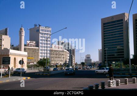 Kuwait-Stadt Kuwait-Straße Szene Verkehr auf Straße von Bank Square mit gemischten Architektur Stockfoto