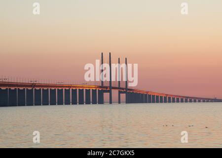 Schöne Aufnahme der Utsiktpunkt Öresundsbron Brücke über das Wasser Unter einem schönen Himmel Stockfoto