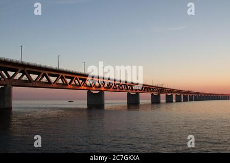 Schöne Aufnahme der Utsiktpunkt Öresundsbron Brücke über das Wasser Unter einem blauen Himmel Stockfoto