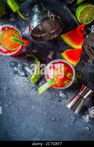 Wassermelone jalapeno margarita. Alkoholischer sommercocktail im mexikanischen Stil mit Wassermelone, scharfem Chili Jalapeno, Limette und Tequila. Stockfoto