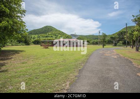 Christiansted, St. Croix, USVI-September 20,2019: Alte Architektur im Cramer's Park Gebiet mit Radioteleskop im hügeligen Hintergrund auf St. Croix. Stockfoto