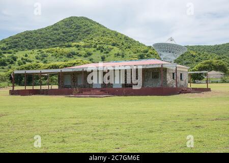 Christiansted, St. Croix, USVI-September 20,2019: Alte Architektur im Cramer's Park Gebiet mit Radioteleskop im hügeligen Hintergrund auf St. Croix. Stockfoto