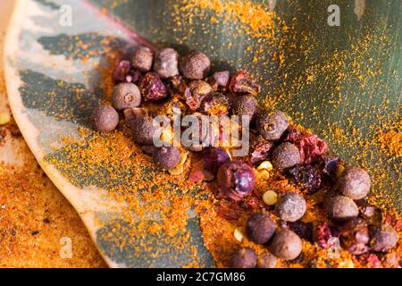 Trockene Arten auf dem Tisch. Alle Arten. Roter Pfeffer und schwarzer Pfeffer. Stockfoto