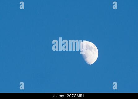 Wachender, kieseliger Mond gegen blauen Himmel, aufgenommen aus Hereford Herefordshire UK Mai 2020 Stockfoto