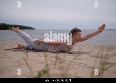 Frau, die Yoga shalabhasana oder Heuschrecke Pose Stockfoto