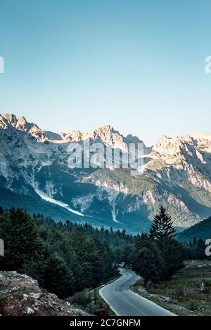 Vertikale High-Angle-Aufnahme des Valbona Valley National Park unter Ein klarer blauer Himmel in Albanien Stockfoto