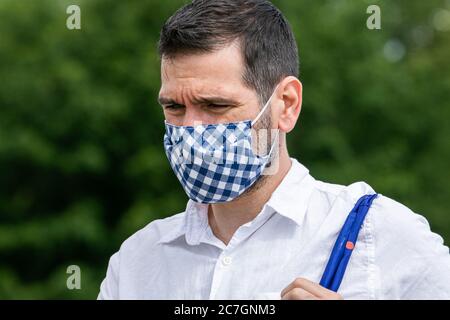 LONDON, GROSSBRITANNIEN. 17. Juli 2020. Ein Fußgänger trägt eine Schutzgesichtsbemask mit kariertem Muster gegen COVID-19 Infektionen W. Kredit: amer ghazzal/Alamy Live Nachrichten Stockfoto