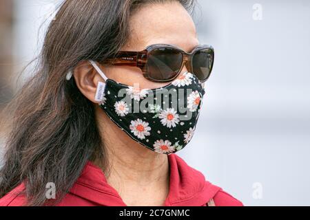 LONDON, GROSSBRITANNIEN. 17. Juli 2020. Fußgänger mit Schutzmaskenschutz gegen COVID-19 Infektionen mit floralen Mustern. Kredit: amer ghazzal/Alamy Live Nachrichten Stockfoto