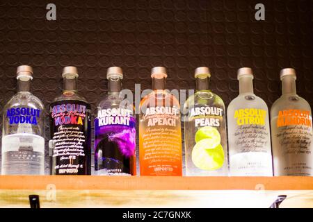 TIFLIS, GEORGIEN - 13. APRIL 2018: Absolute Wodka-Flasche auf dem Barregal. Bunte Flaschen, Zitrone, Vanille, Klassiker und andere Wodka Aroma. Stockfoto