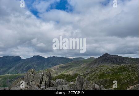 SCA Fell, Scafell Pike und Bowfell von drei Tarns in der Nähe von Crinkle Crags, in der Nähe von Langdale, Lake District, Cumbria Stockfoto