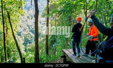 CHIANG MAI, THAILAND - 13. Jan 2015: Bild von einem der Mädchen, das sich bereit macht, von der 50m-Plattform zu starten, Skyline Adventure. Der Kursleiter ist d Stockfoto