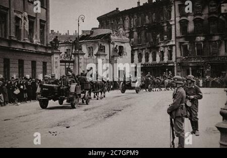 Deutsche Truppen kommen in Warschau, Polen. Die deutsche Invasion begann am 1. September 1939, eine Woche nach der Unterzeichnung des Molotow-Ribbentrop-Paktes zwischen Deutschland und der Sowjetunion, und einen Tag nach der Annahme des Paktes durch den Obersten Sowjet der Sowjetunion. Die Sowjets drangen am 17. September in Polen ein. Die Kampagne endete am 6. Oktober, als Deutschland und die Sowjetunion ganz Polen unter den Bedingungen des Deutsch-Sowjetischen Grenzvertrages spalten und annektierten. Stockfoto